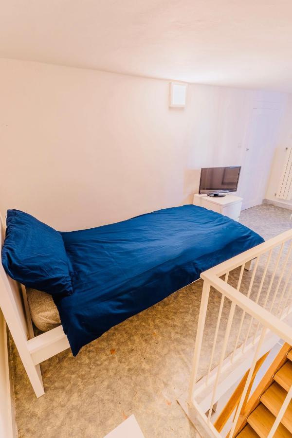 Daniel'S Apartment Бари Экстерьер фото